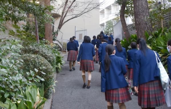 頌栄女子学院中学・高校】制服の買取相場は？高く売るためのポイントも解説！ - 買取比較ウレル